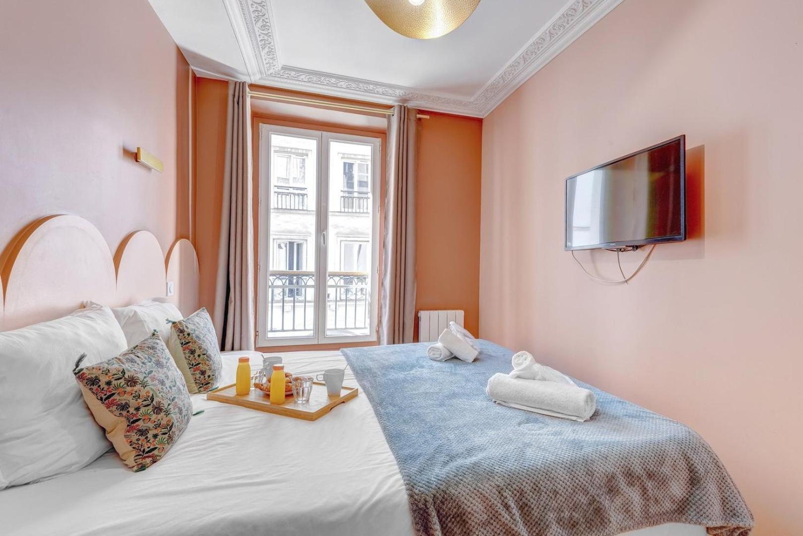 223-suite Rothschild Paris